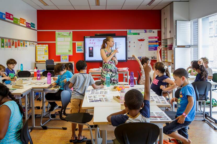 Lerares met haar leerlingen in de klas